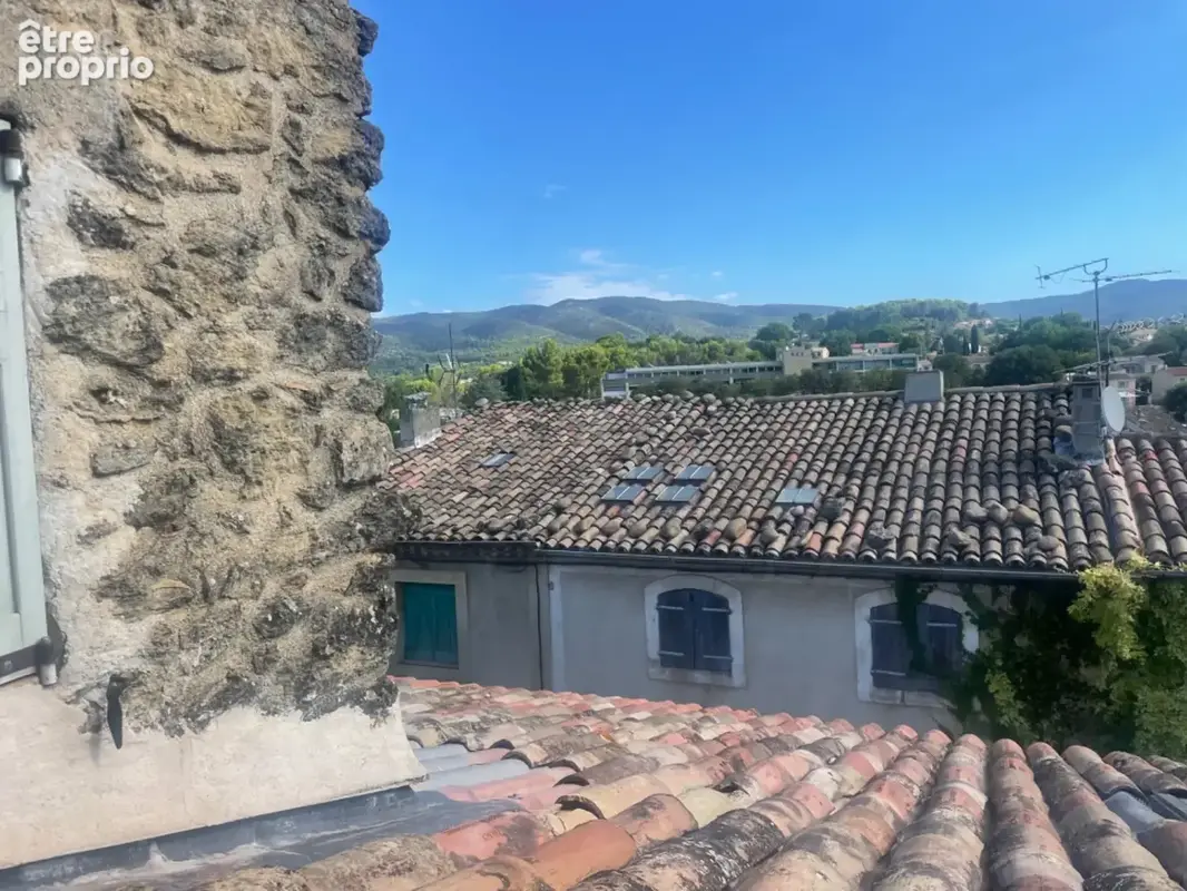 Maison à vendre sud Luberon village de Lauris 2 corps de bâtiments, 3 chambres, 120 m2 environ  terrasse caves atelier - photo 2