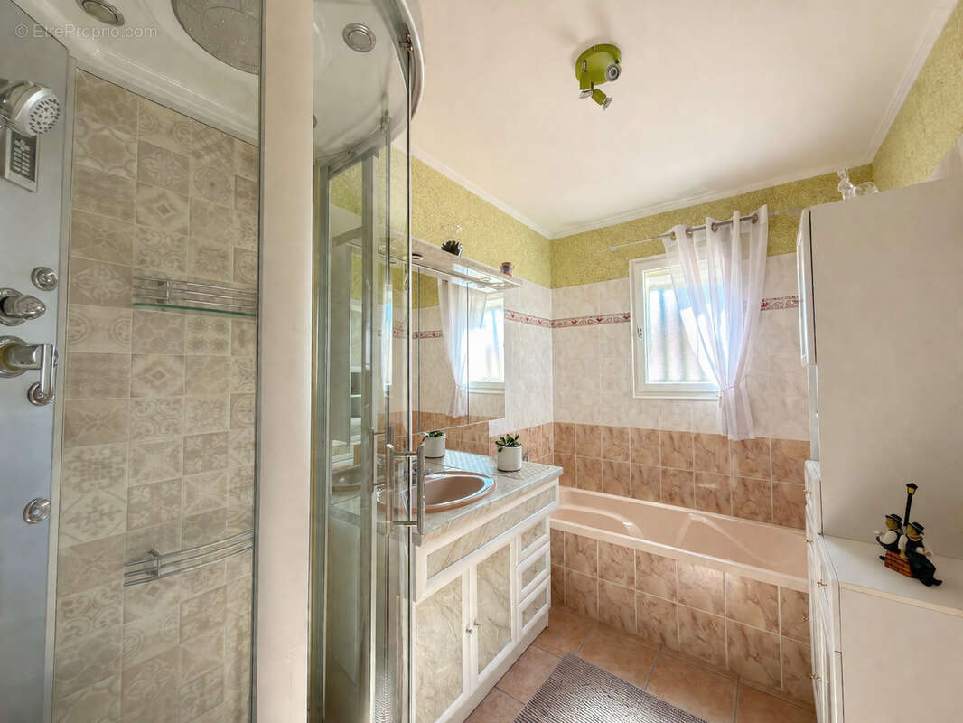 Maison à SAINT-LAURENT-DE-LA-SALANQUE