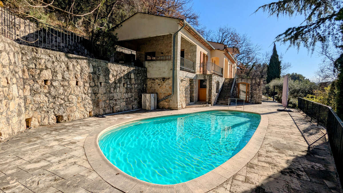 À Tourrettes-sur-Loup   Maison composée de 3 appartements + studio, piscine et vaste sous-sol - photo 3