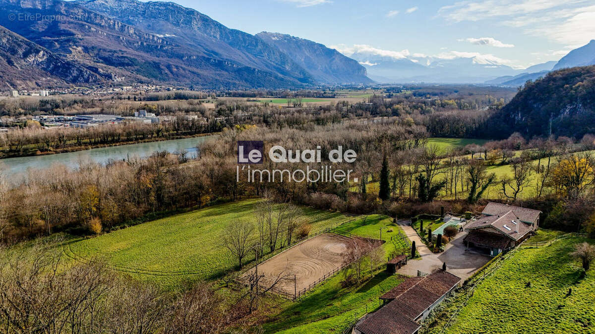 Maison à VEUREY-VOROIZE