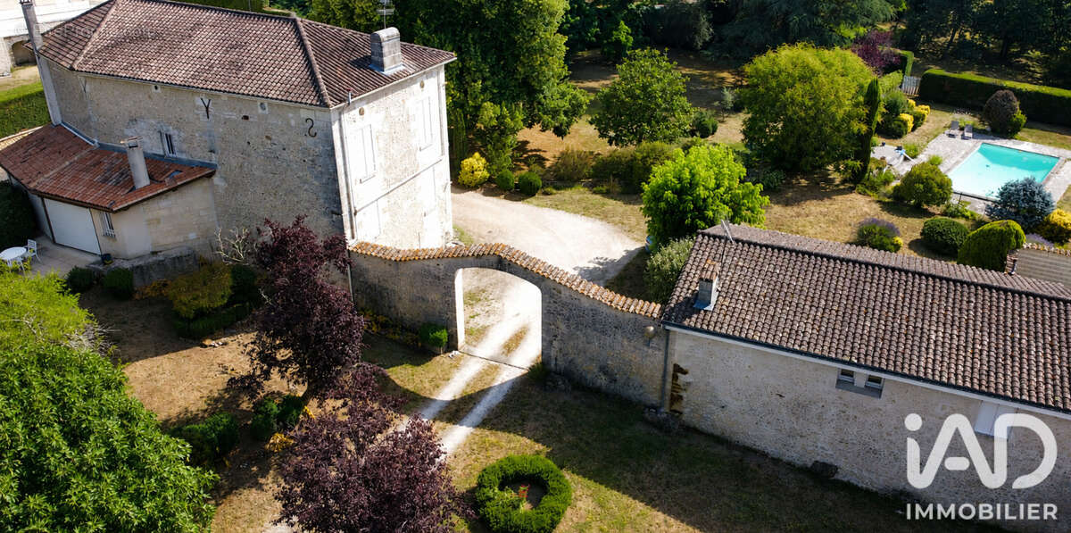 Maison 223 m² à Coutras  - photo 2