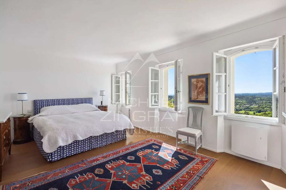 Maison à CHATEAUNEUF-GRASSE