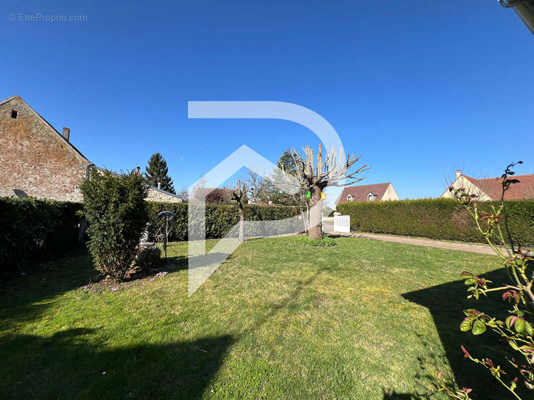 Maison à LE MESNIL-SAINT-DENIS