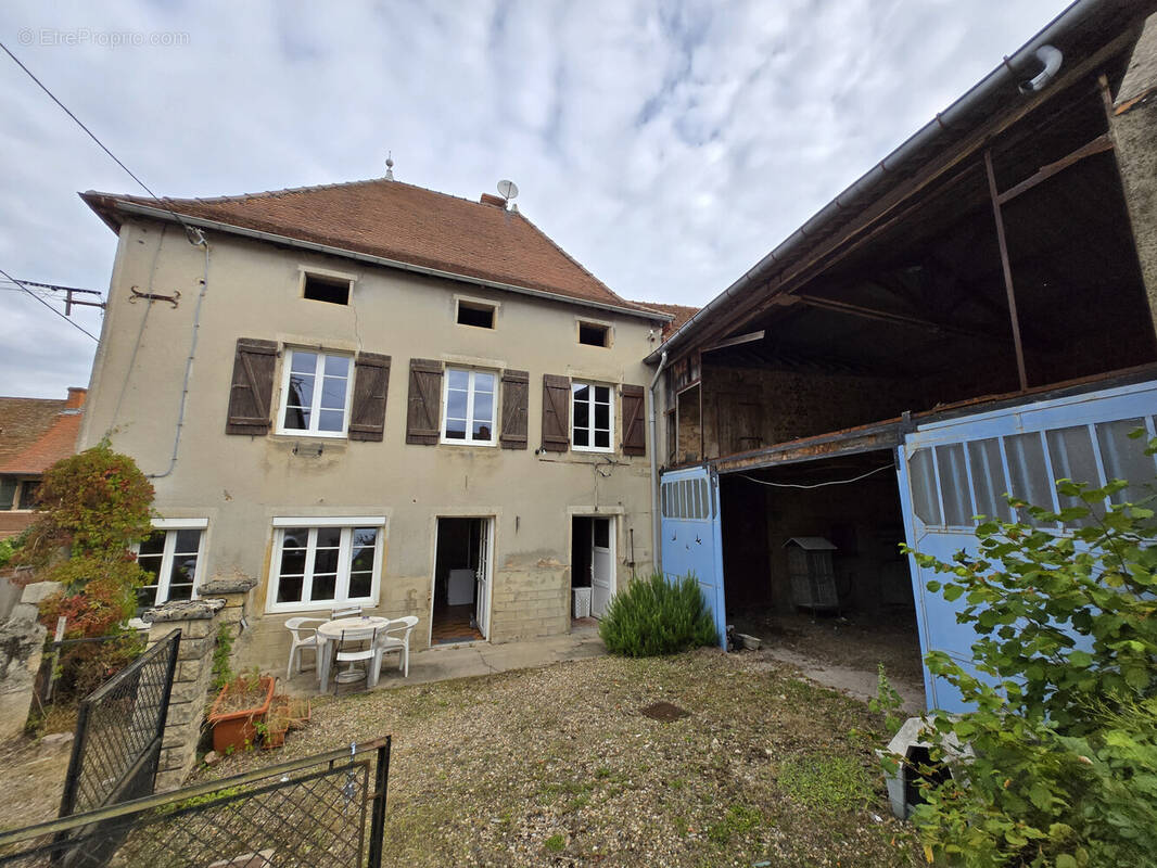 Maison à MONTMELARD