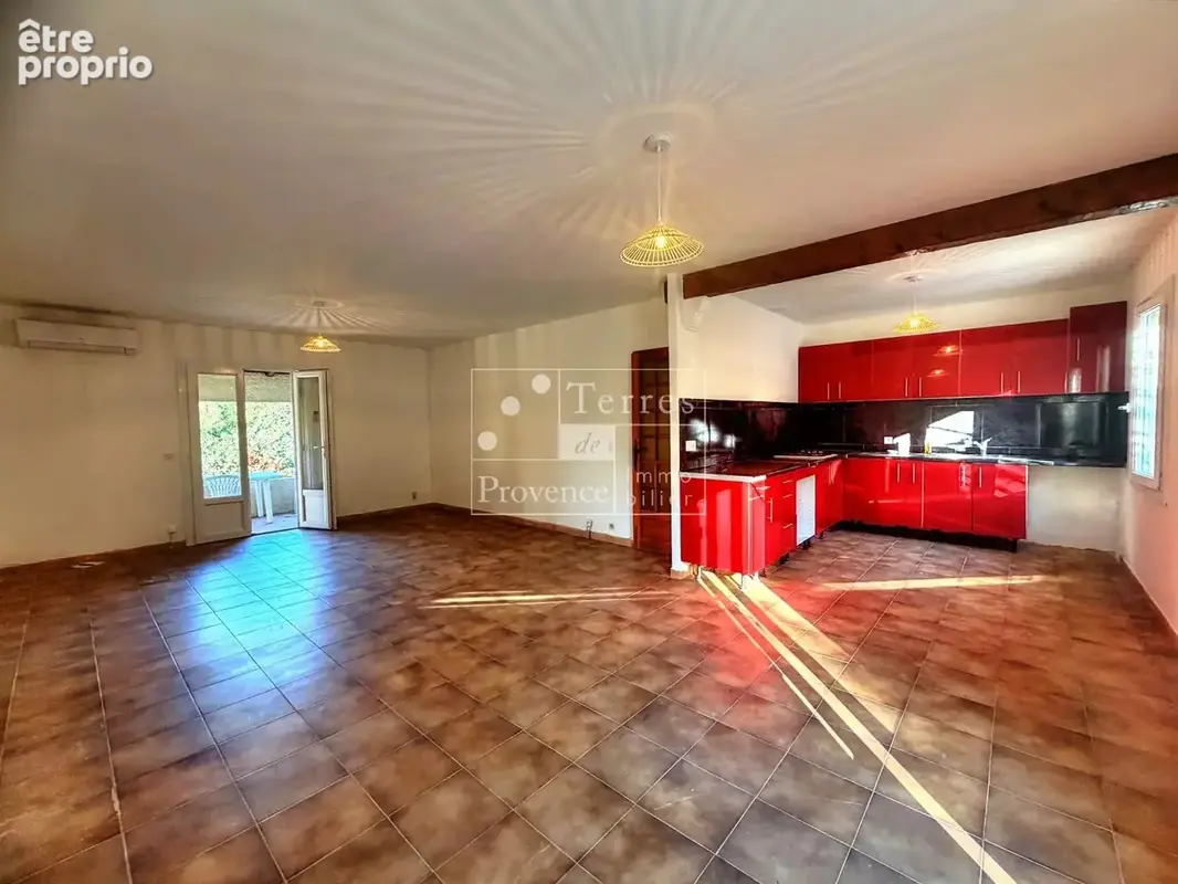 LORGUES – Maison de maçon sur 7500 m² de terrain avec grande piscine - photo 6