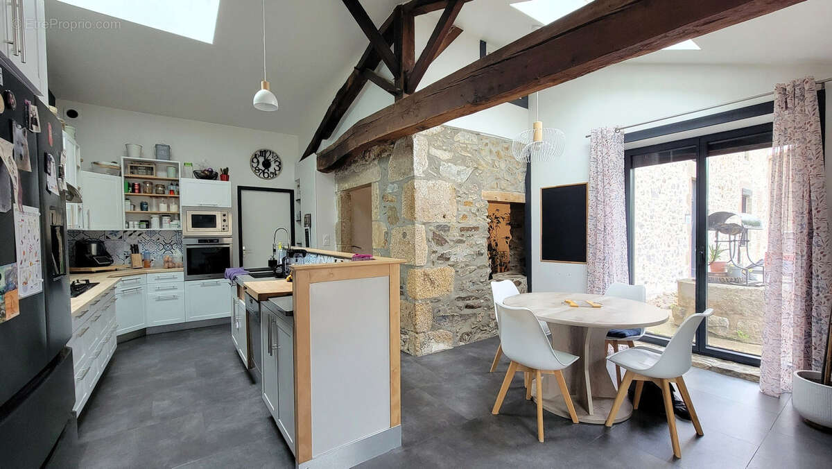 Maison à vendre sur Courlay - Exclu AMP - Baisse de Prix et Frais d'agence réduits ! - photo 2