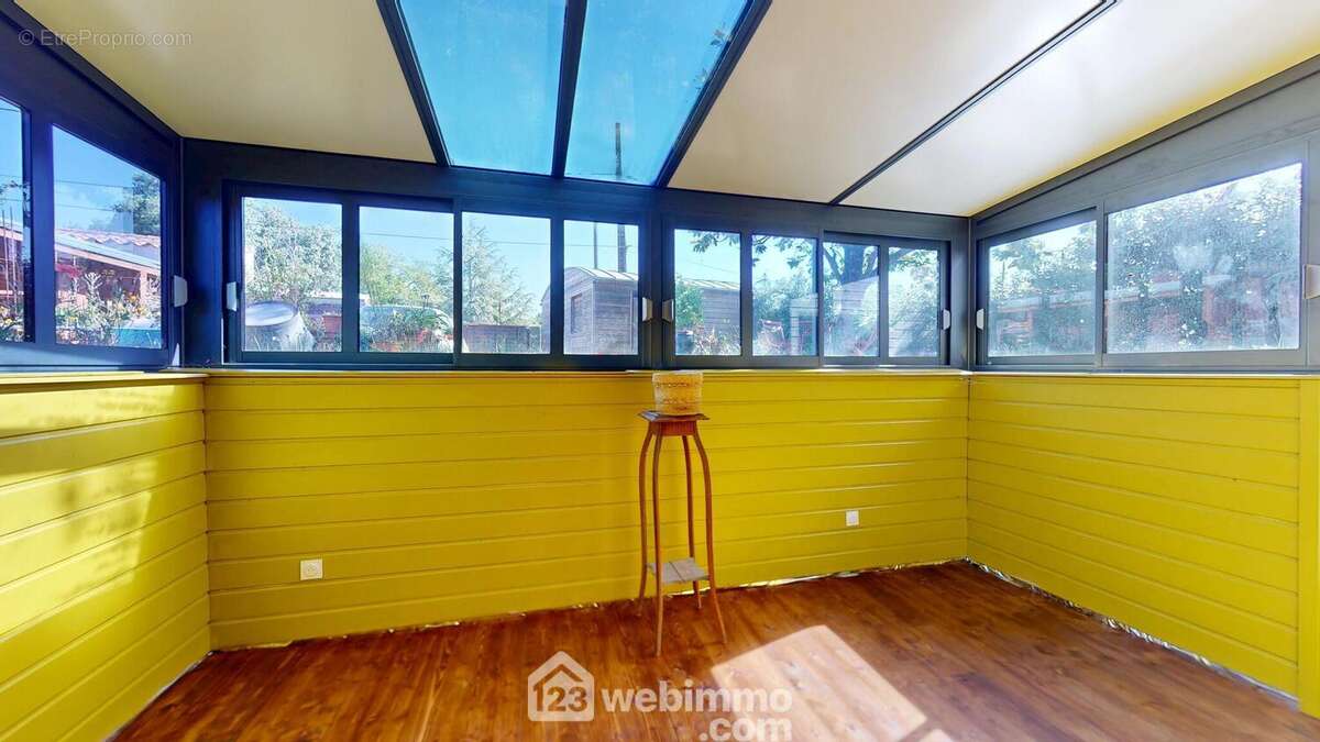Atelier ou veranda avec accès au jardin