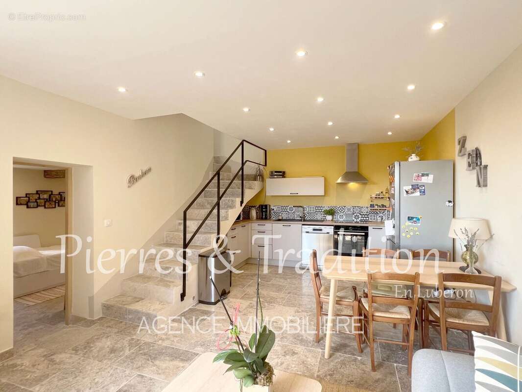 Saignon, maison de village entièrement rénovée avec 2 terrasses et vue - photo 4