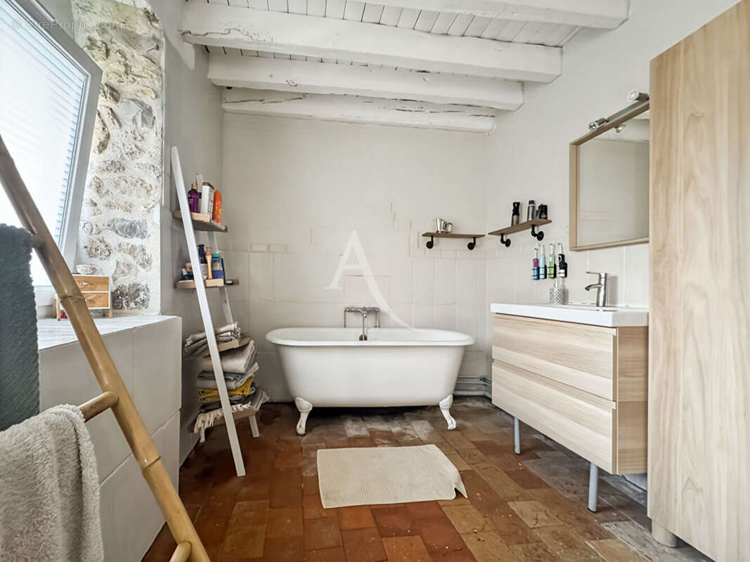 Maison en pierre renovée avec cave et jardin clos - photo 7