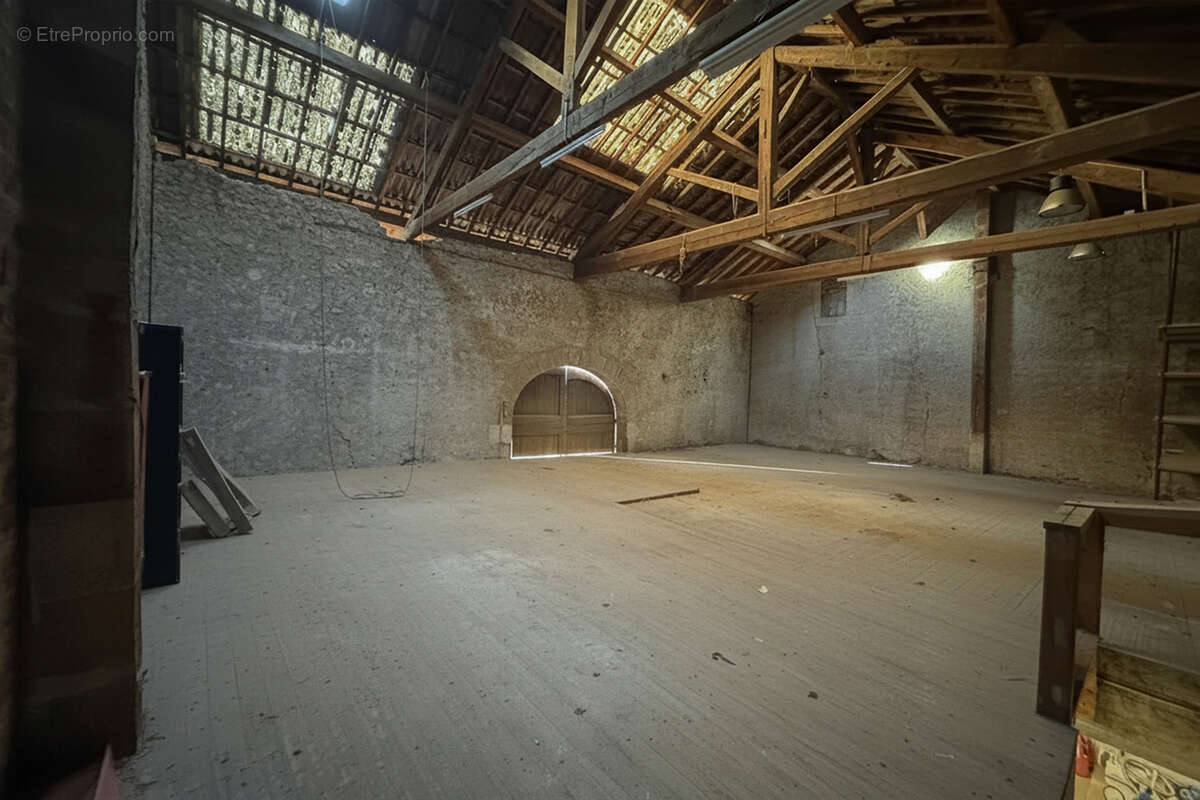 n°5 - Commerce à SAINT-EGREVE