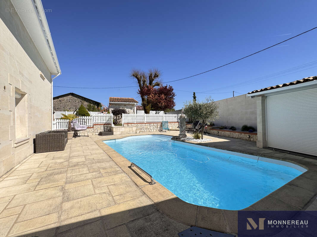 Maison à BAIGNES-SAINTE-RADEGONDE