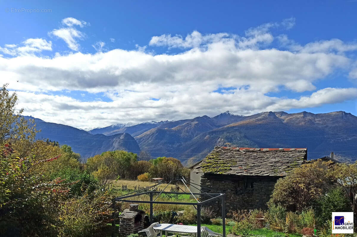 Grange à droite et vue dégagée - Maison à SAINT-MICHEL-DE-MAURIENNE