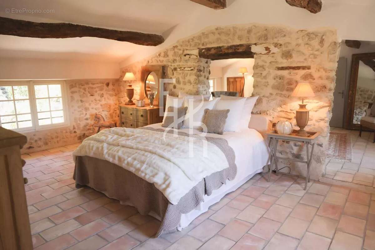 Maison à CHATEAUNEUF-GRASSE