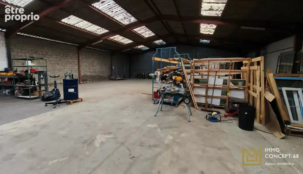 Entrepot - 1000 m² - 3 bureaux - 30 ares de terrain - photo 2