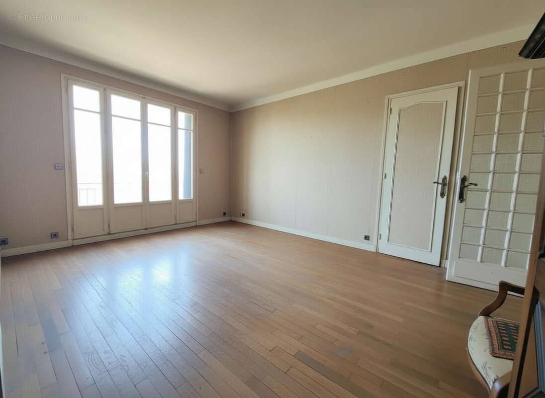 T2 ou T3 - Emplacement premium - ascenseur, cave + chambre de bonne - photo 7