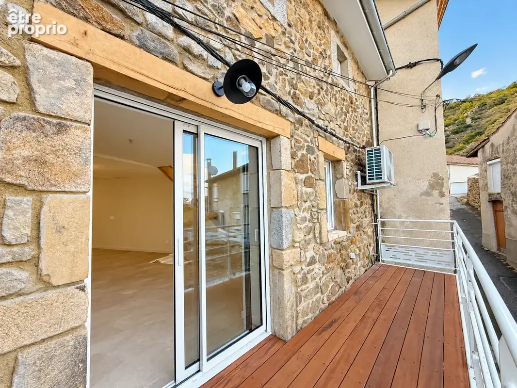 Maison de village en pierres entièrement rénovée 67 m2 habitables avec garage - Prestations haut de gamme - SE - photo 3