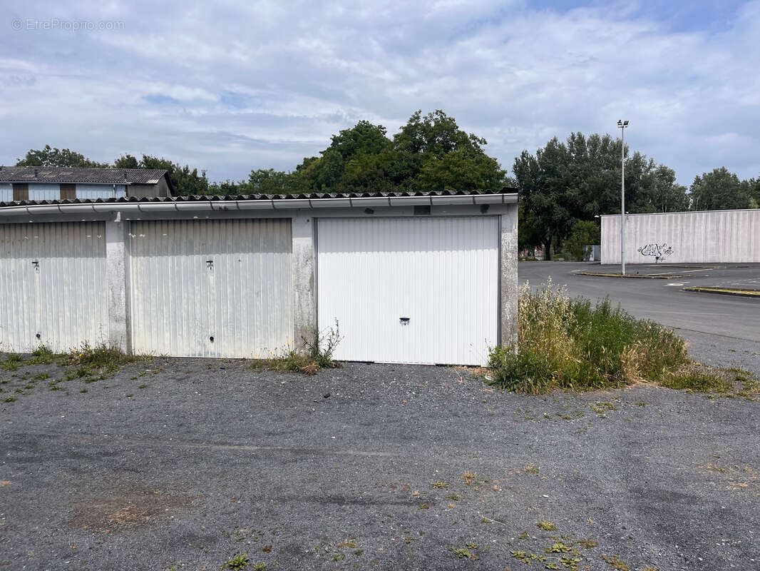Garage à vendre   À seulement 6 minutes à pied de la gare de Saint-Amand-les-Eaux - photo 2