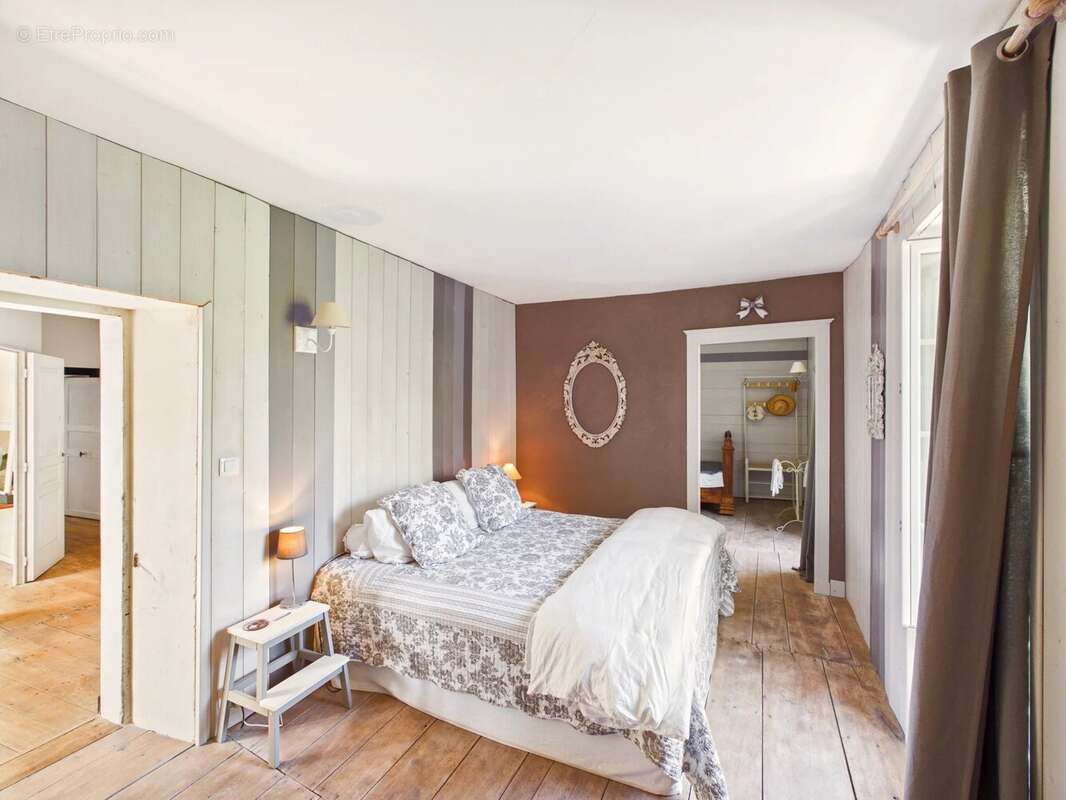 Maison rénovée en gardant tous les élements de l'époque, et commerces à pied! - photo 14