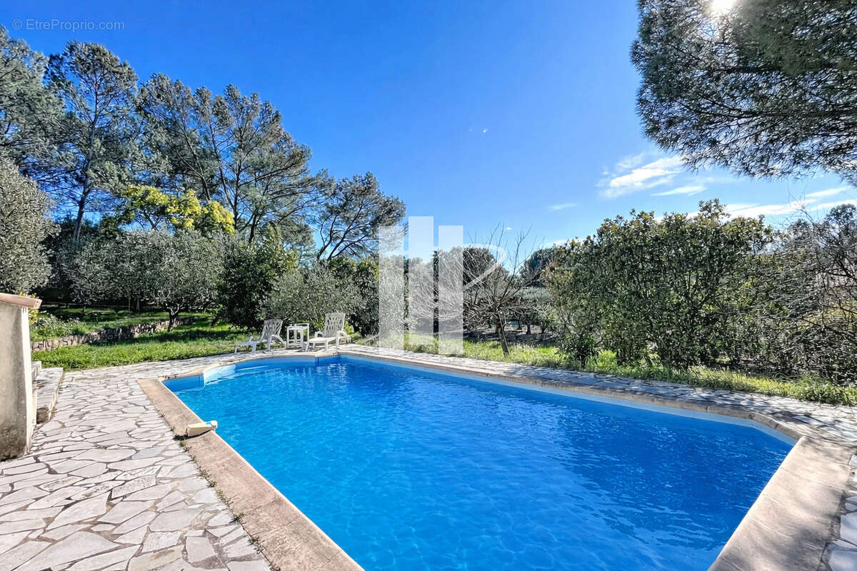 Villa provençale avec piscine, T2 indépendant et fort potentiel   Domaine sécurisé - photo 3
