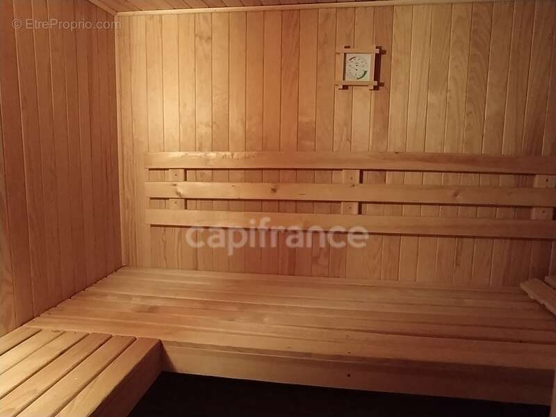 Maison familiale de plus de 220 m² avec 5 chambres, piscine, sauna, terrain clos, vue dégagée - photo 11