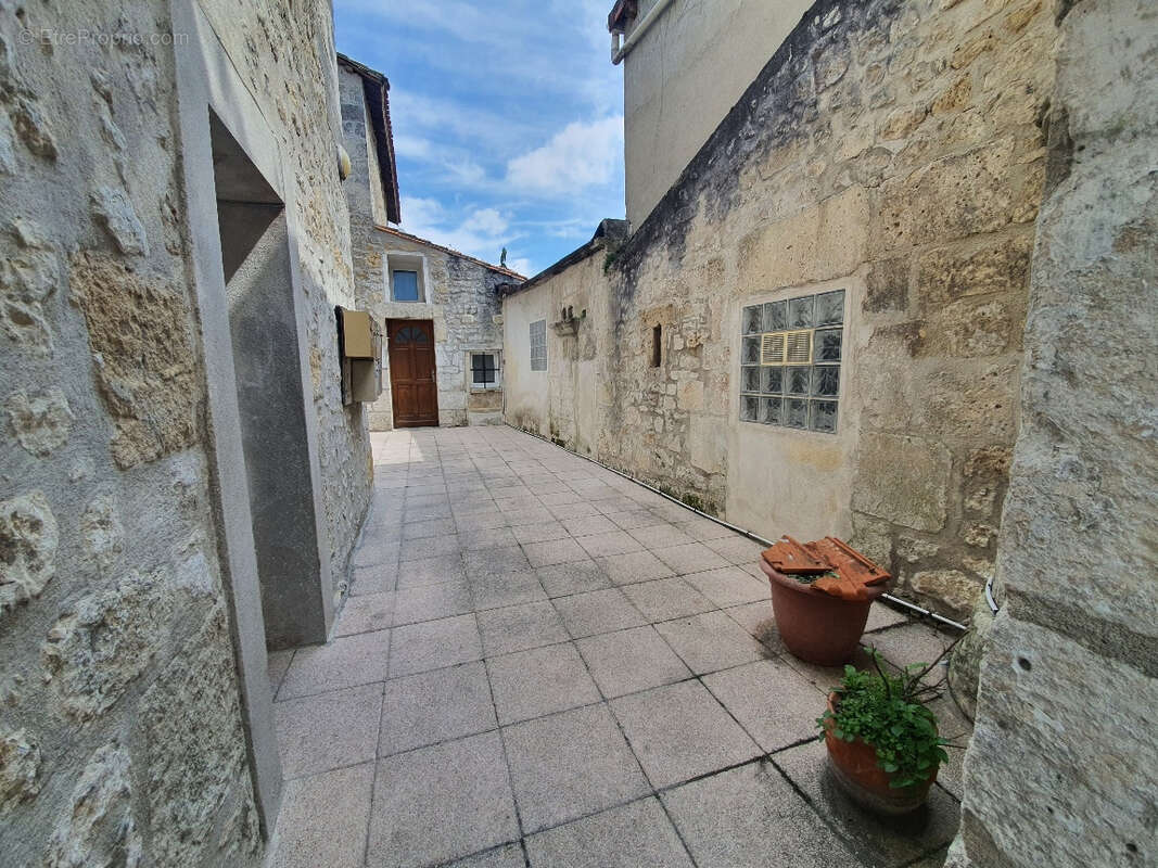 Immeuble 225m² à la couronne - photo 2