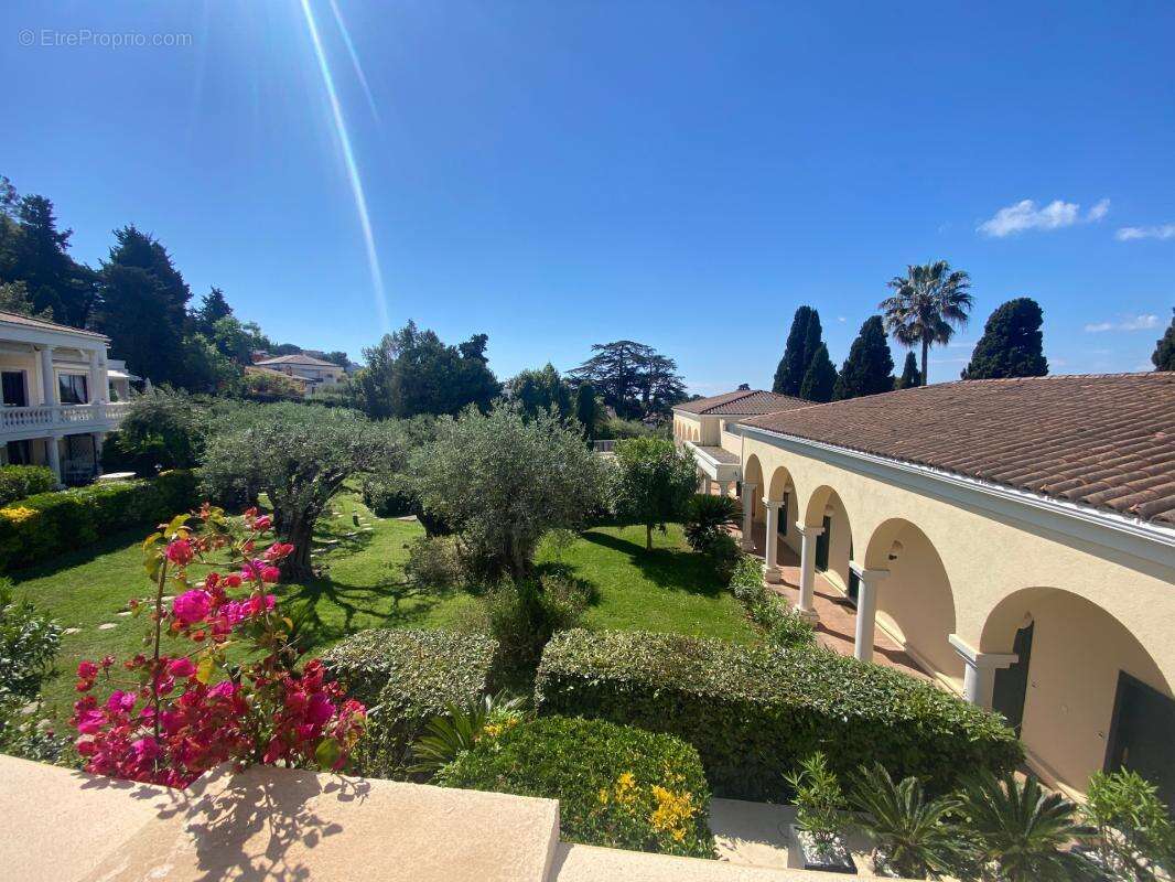 Californie-Pezou, grand T2 en dernier étage avec piscine et garage - photo 3