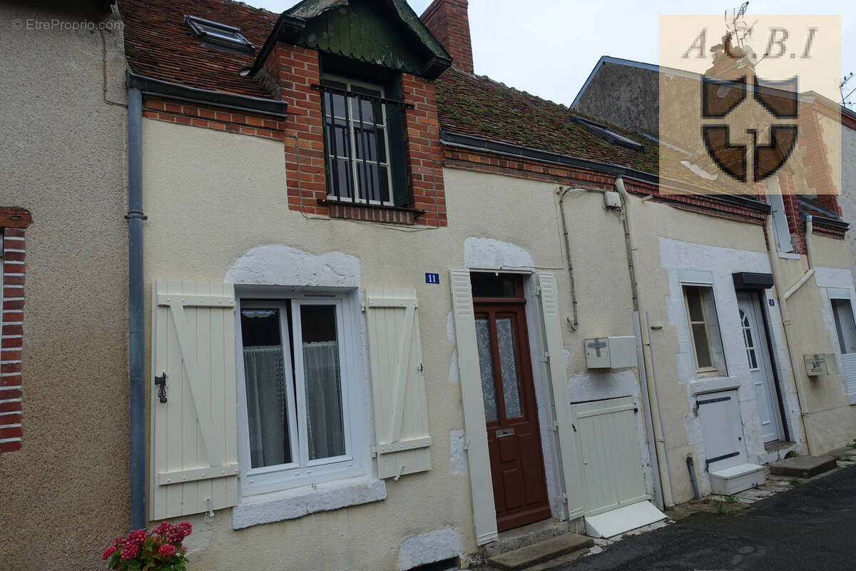 Oucques hyper centre maison de ville - photo 1