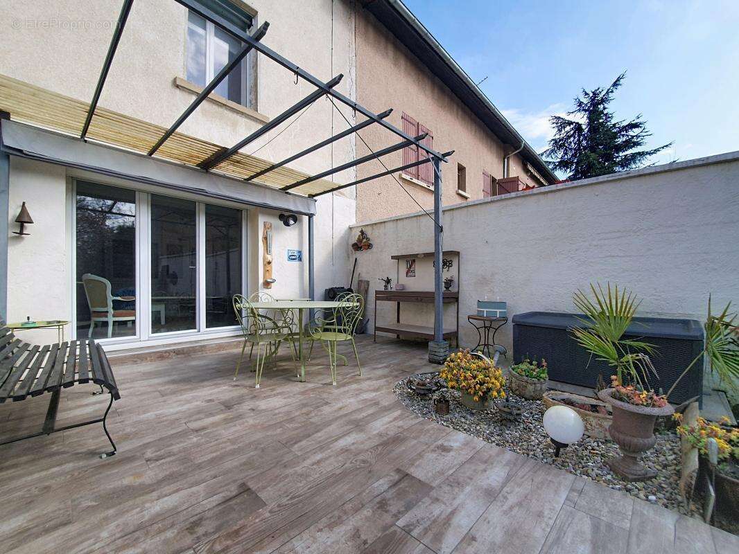 Maison - Mitoyenne - Entièrement rénovée -  Chambres - Terrasse - Jardin - Proche commodités - photo 4