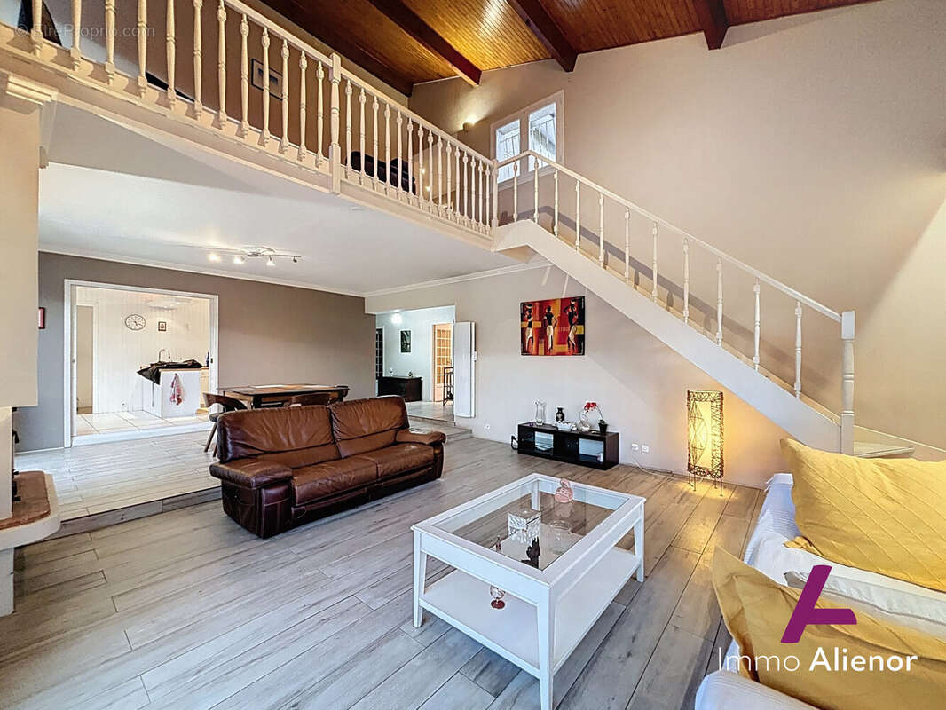 Maison 220 m² à Merignac  - photo 6