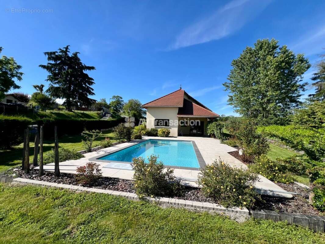 Maison à CRESSIN-ROCHEFORT