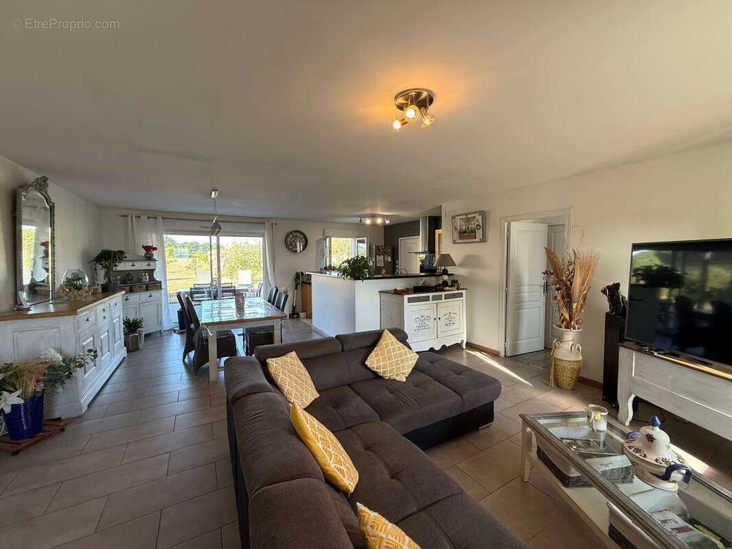 Maison 155 m² à Montgivray  - photo 2