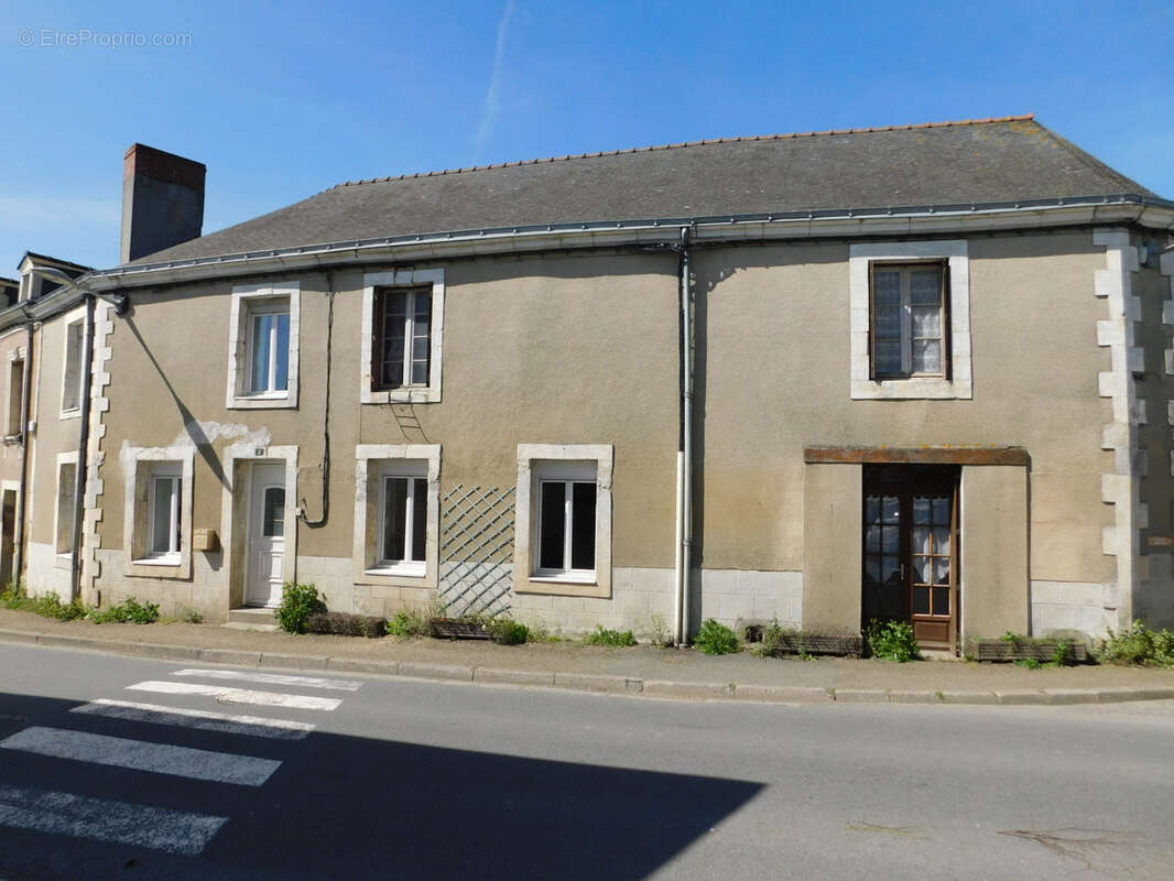 Maison à SAINT-QUENTIN-LES-ANGES