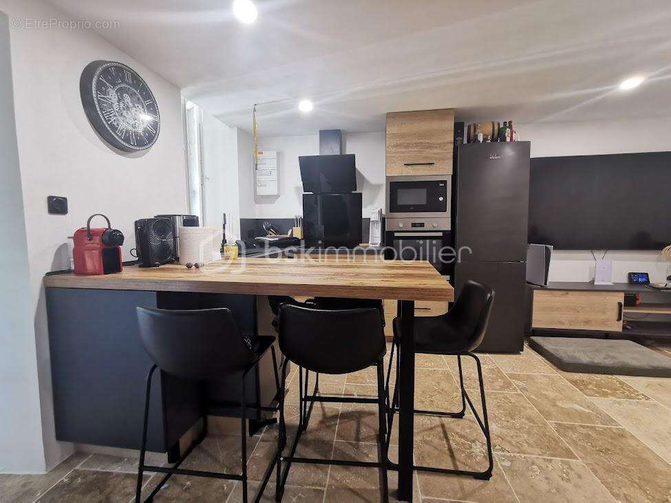 Maison en pierre avec granges, hangar, garage et terrains - Gros potentiel - photo 2