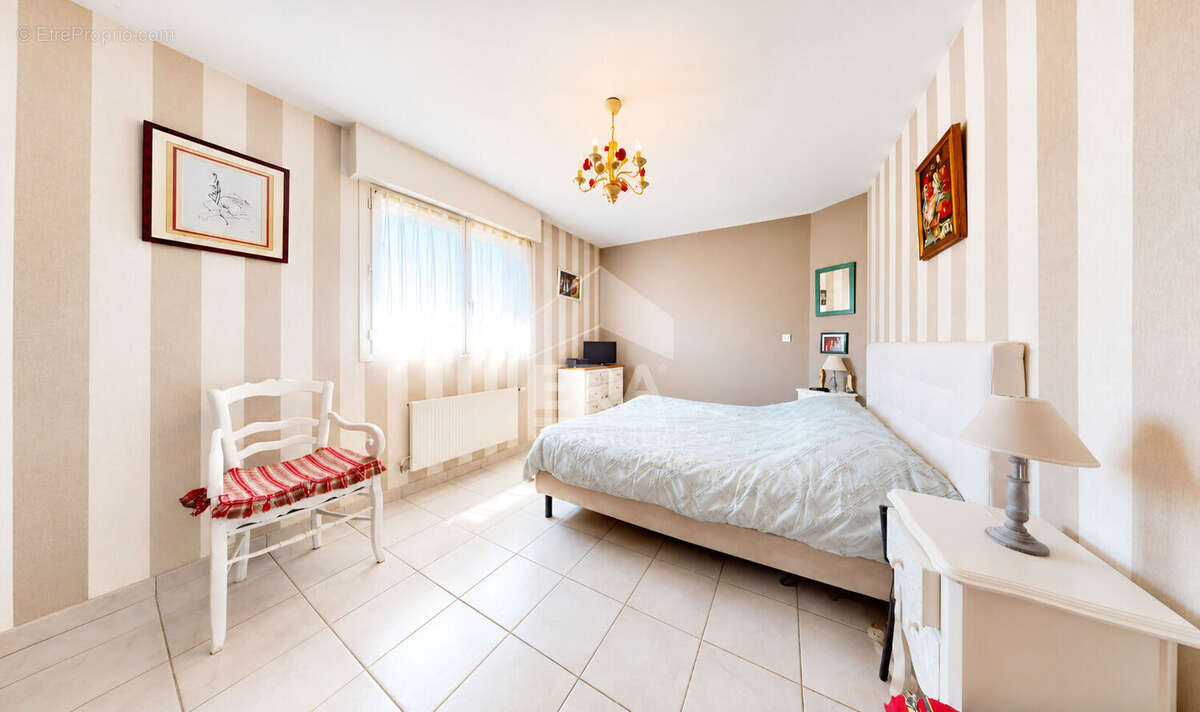 Maison individuelle à vendre  - 175m²  habitables - 6 chambres - plain pied -double garage - terrain 1800m² - photo 7