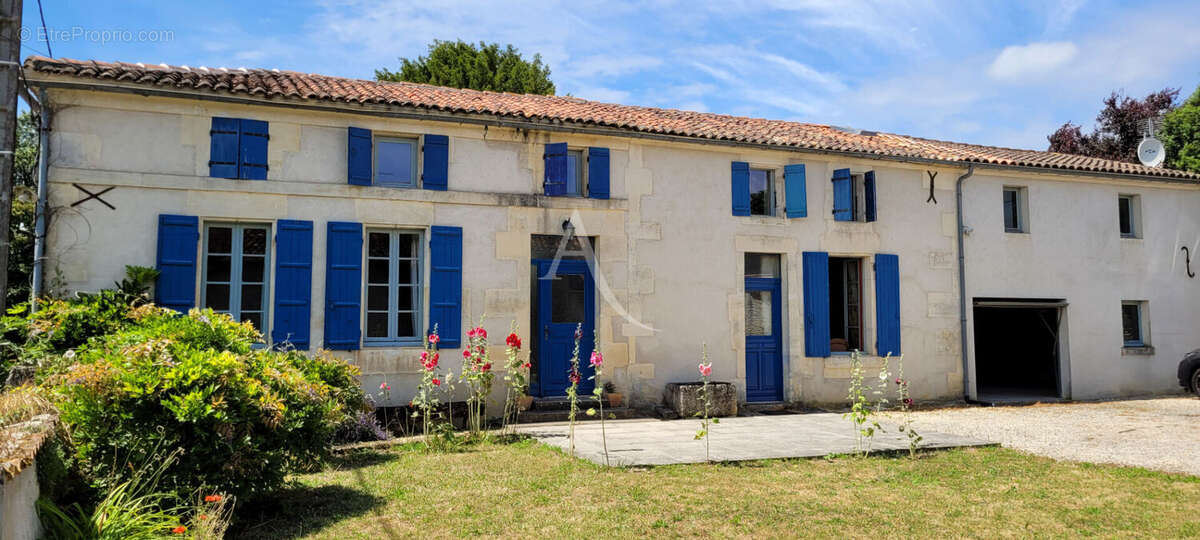 Maison Charentaise de 5 Chambres avec garage et dépendances - photo 2