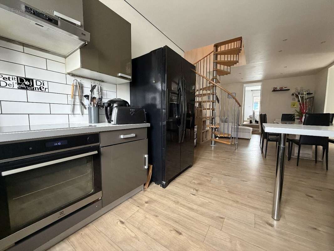 Maison mitoyenne rénovée -- Quartier recherché de la Citadelle à Montbéliard - photo 5