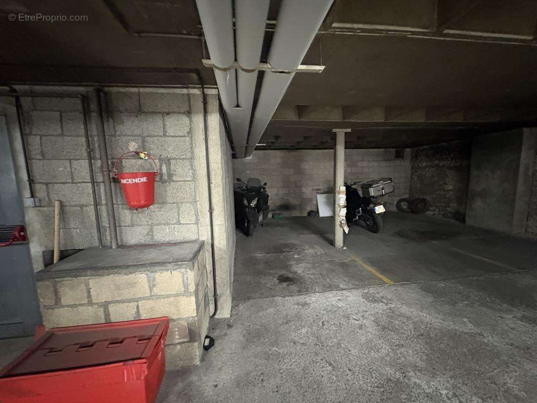 Parking à PARIS-15E