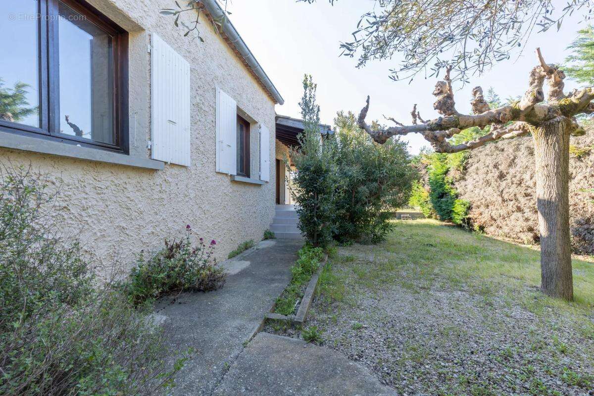 Maison à ENTRAIGUES-SUR-LA-SORGUE