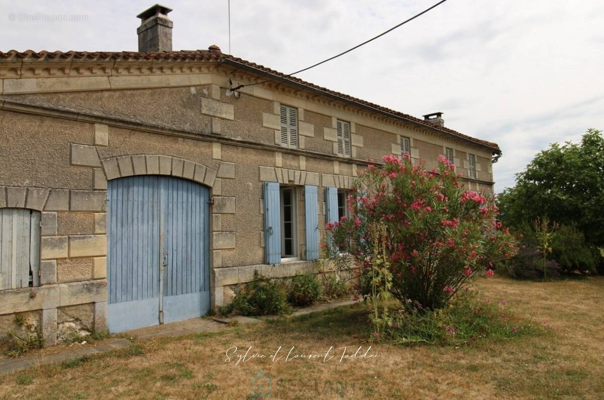 Maison à MONTENDRE