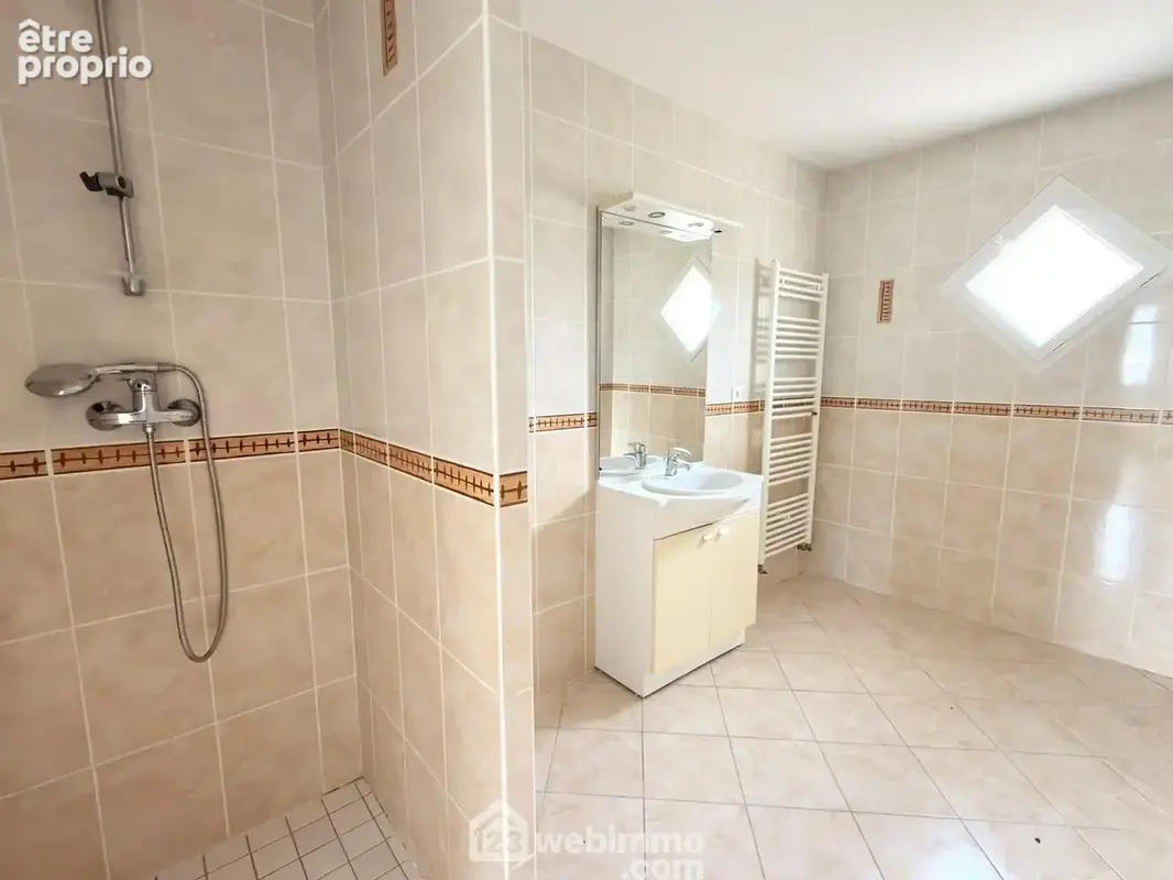 La salle de douche.