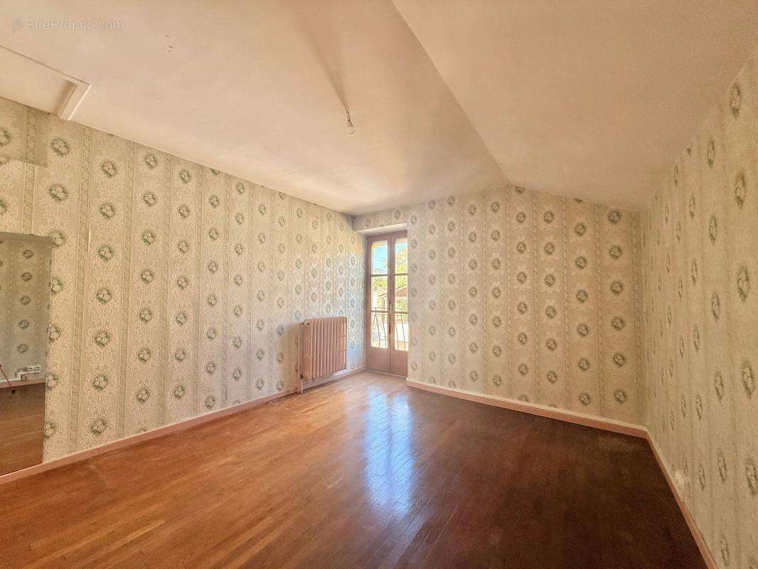 Maison avec 3 chambres et 2 garages sur un terrain de 742m² - photo 12