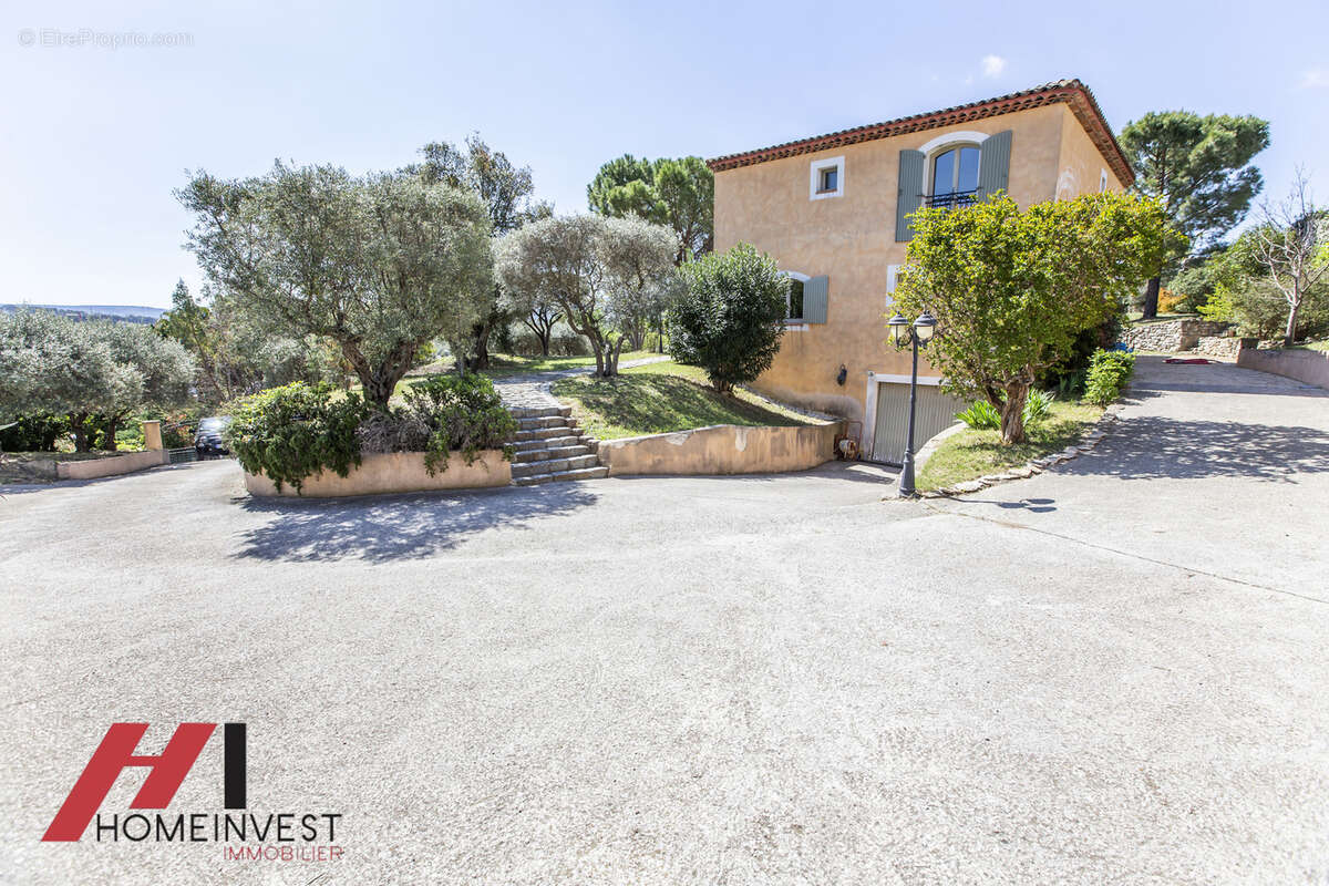 Vue et terrain a couper le souffle pour cette villa - photo 16