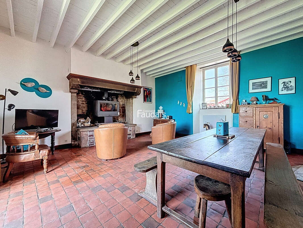 Maison 253 m² à Le Dezert  - photo 7