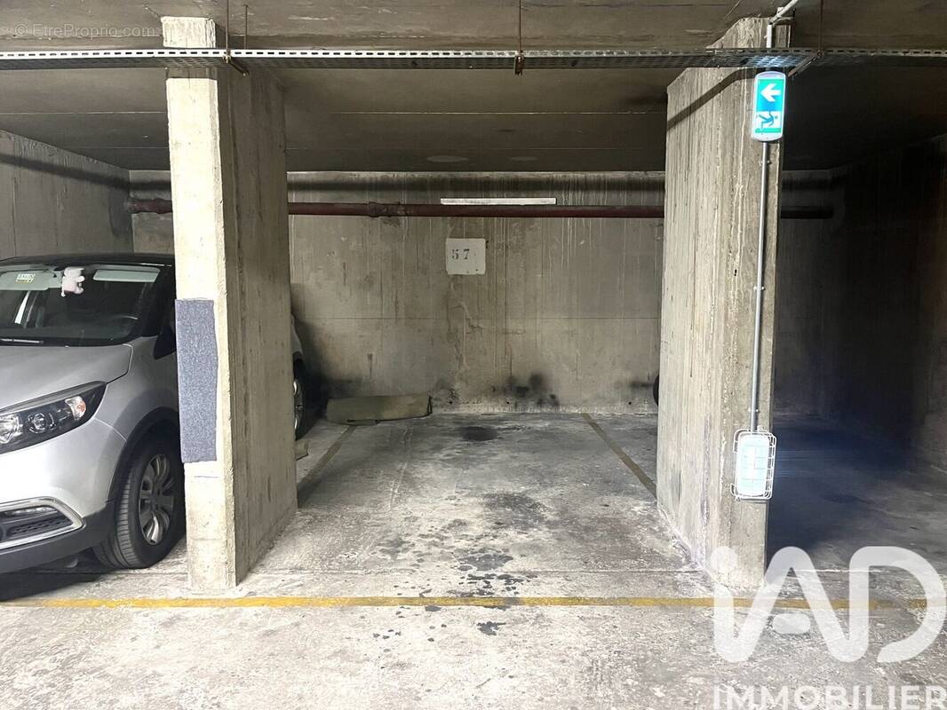 Photo 1 - Parking à PARIS-15E