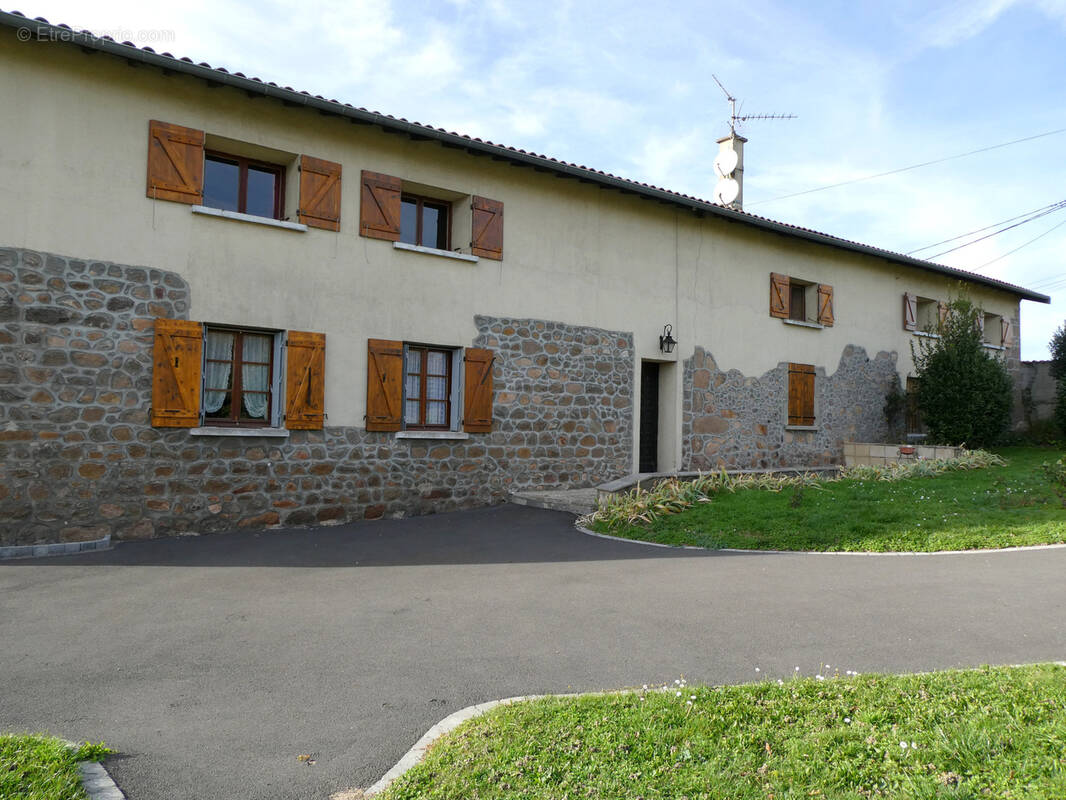 Maison à SAINT-LAURENT-DE-CHAMOUSSET