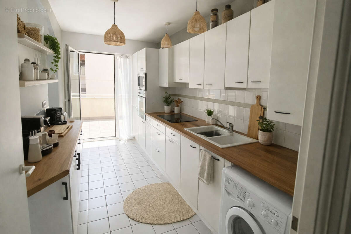 Cuisine moderne avec accents en bois - Appartement à BIARRITZ