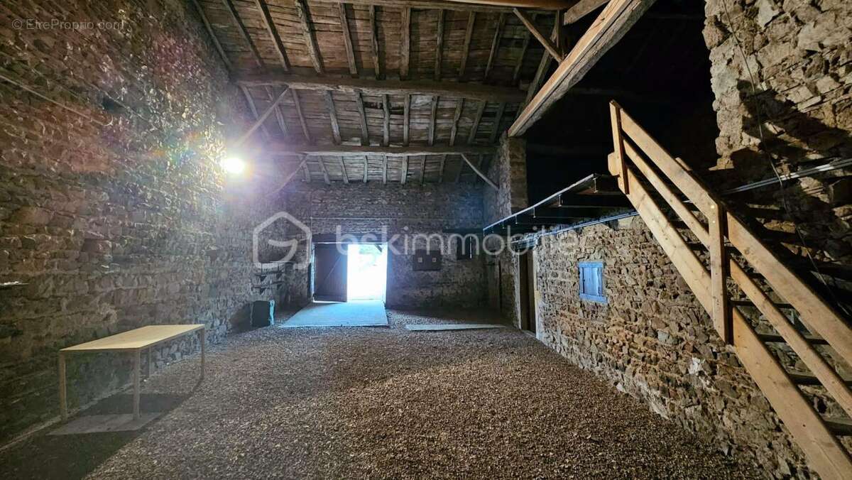 Maison à COMMELLE-VERNAY