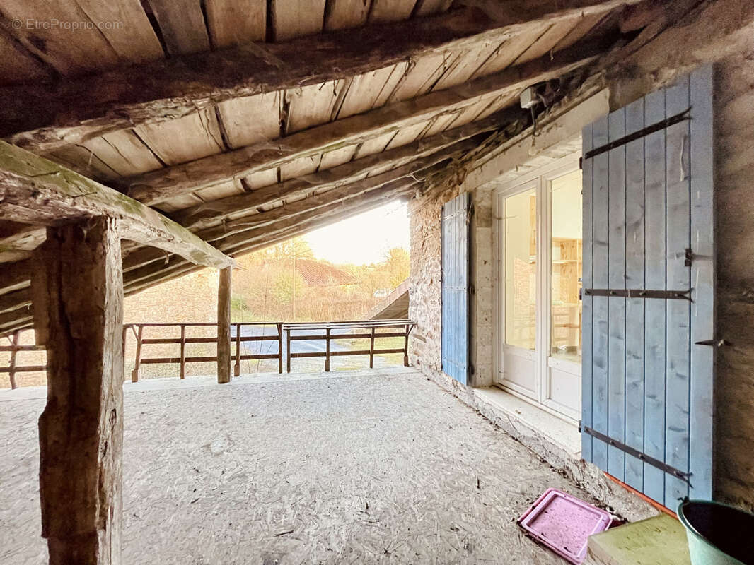 Maison à LESIGNAC-DURAND