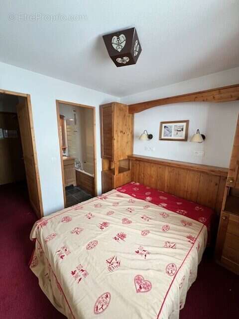 Chambre 1 avec salle de bain - Appartement à FONTCOUVERTE-LA-TOUSSUIRE