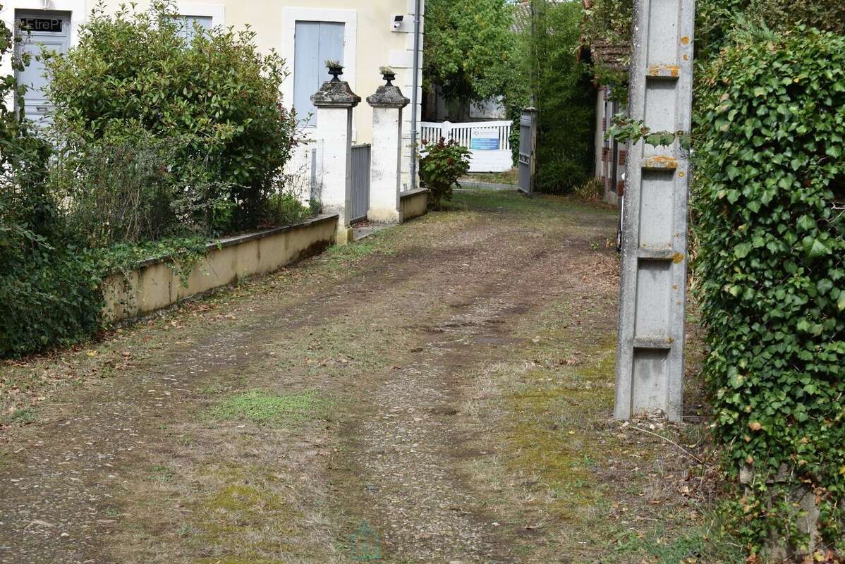 Maison plein pied de deux chambres au calme pres de la riviere a restaurer - photo 4